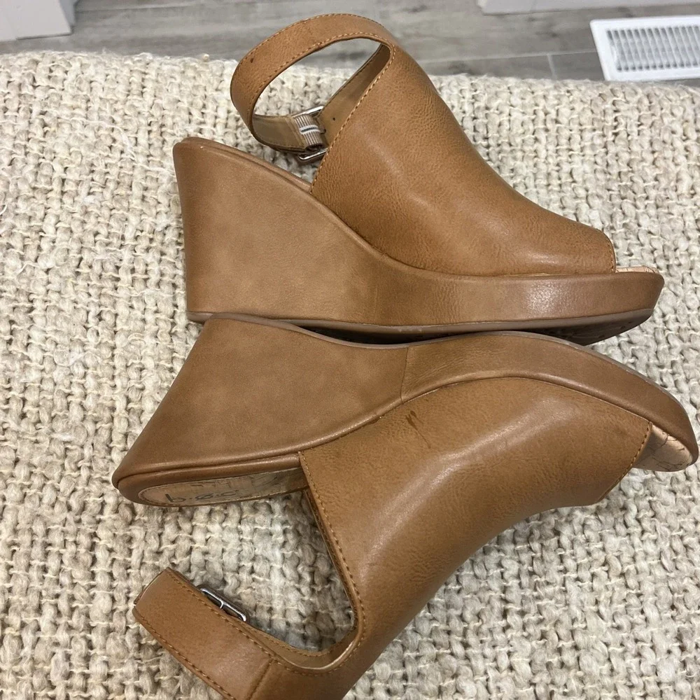 BORN b.o.c Women's Sophie Platform Wedge Mule‎ Size 10 M Camel Brown